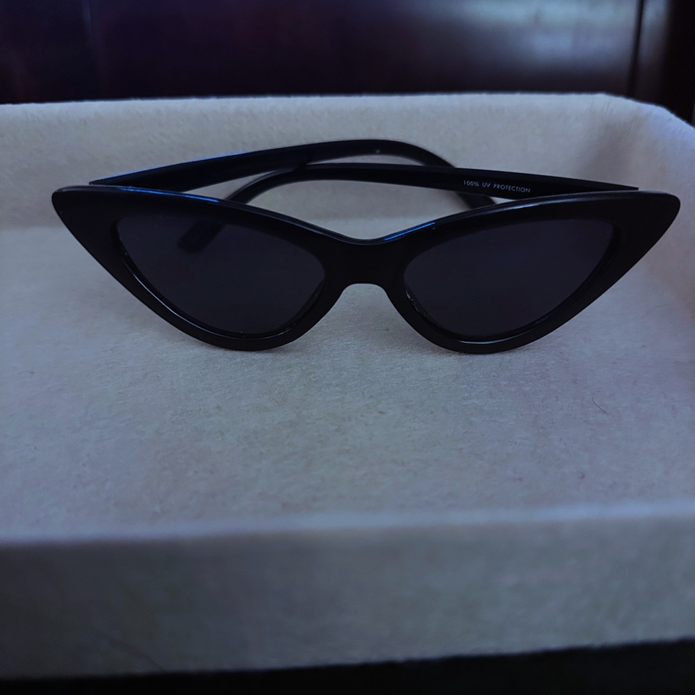 Chic Black Cat-Eye Sunglasses